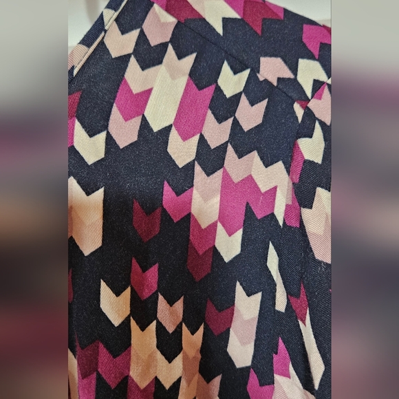 Ann Taylor Factory Dress Medium Pink Blue Geometric 3/4 Sleeve Shift Knee - Picture 3 of 5